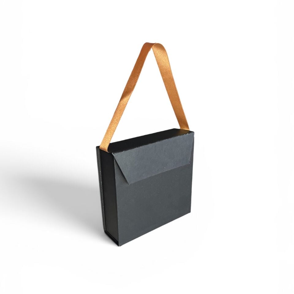Kurdele Saplı Çanta Model Mukavva Kutu 12 x 12 x 3,5 cm